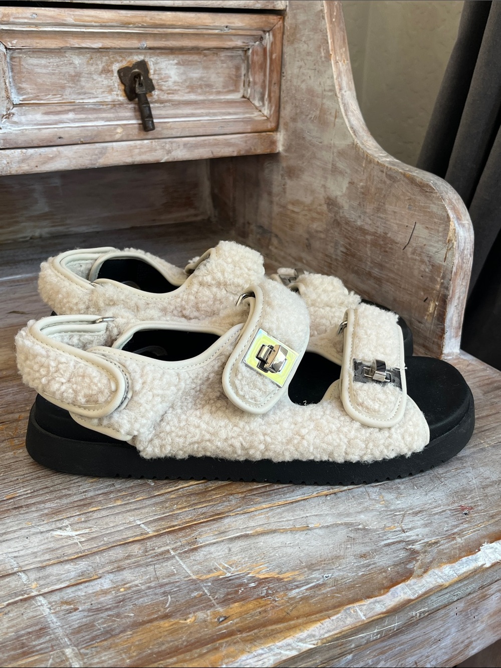🖤 Steve Madden Margie Sandals Size 8 Black Cream Sherpa Buckle Lock
